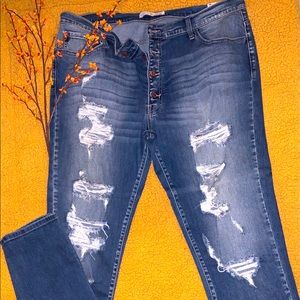 Kancan destructed jeans.